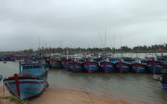 Cửa biển Đà Diễn bị bồi lấp, 200 tàu cá mắc kẹt