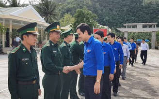 Bí thư T.Ư Đoàn Bùi Quang Huy thăm và tặng quà Tết tại Phú Yên