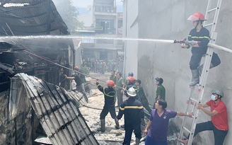 An Giang: Nổ bình gas, 3 căn nhà ở TP.Long Xuyên cháy rụi