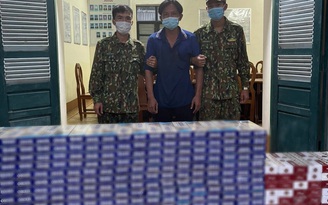 'Cõng' thuê thuốc lá lậu từ Campuchia vào An Giang, bị biên phòng bắt gọn