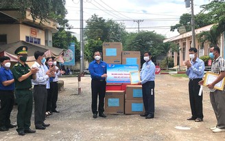 Thanh niên Đồng Tháp tặng thiết bị y tế cho thanh niên Campuchia chống dịch Covid-19