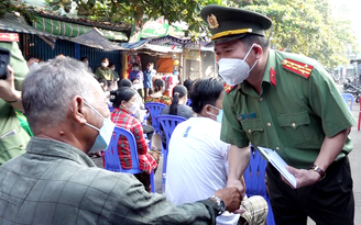 An Giang: Đại tá Đinh Văn Nơi trao tiền hỗ trợ 52 tiểu thương bị cháy ki ốt