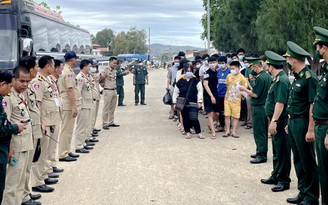 Biên phòng An Giang tiếp nhận 44 công dân Việt Nam vừa được Campuchia giải cứu khỏi các casino