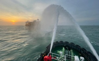 Tàu biển gặp sự cố, 72 tấn thanh long nguy cơ hư hỏng