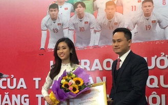 Hoa hậu Mỹ Linh nhận bằng khen của Hội Liên hiệp thanh niên Việt Nam