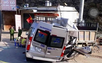 Xe du lịch va chạm xe tải đỗ bên đường, 2 người chết, 2 người bị thương