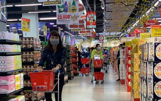 Hà Nội: Siêu thị ngập tràn hàng tết, sức mua giảm