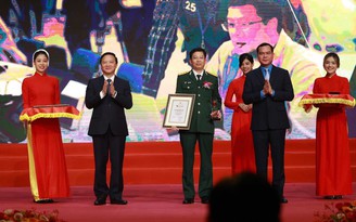 Nam sinh quên mình cứu 3 bạn học được vinh danh trong chương trình Vinh quang Việt Nam