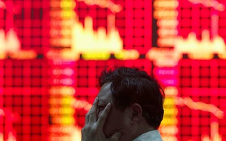 Lao dốc hơn 7%, chứng khoán Trung Quốc ngừng giao dịch