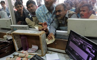 Ấn Độ đóng cửa ngân hàng toàn quốc chờ in tiền mới