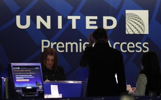 United Airlines báo lợi nhuận giảm sau vụ đuổi hành khách gốc Việt