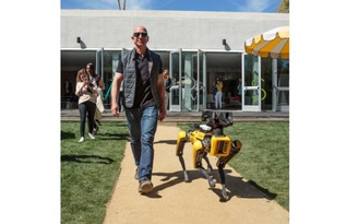 Tỉ phú Jeff Bezos dắt chó robot đi dạo