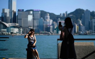 Hồng Kông phát cho 2,8 triệu người dân 510 USD/người