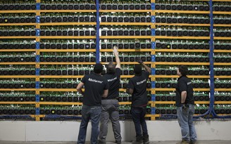 Máy đào bitcoin đại hạ giá giữa 'bão' tiền mã hóa