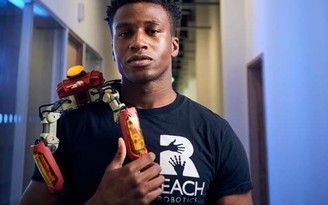 Thanh niên 27 tuổi làm robot chơi game đầu tiên trên thế giới