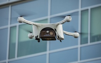 UPS chuyển phát bệnh phẩm bằng drone