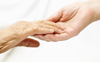Làm sao để chăm sóc đôi tay lão hóa?