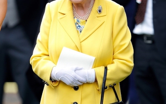Nữ hoàng Anh với 200 chiếc túi độc quyền, còn được dùng để ra tín hiệu ngầm