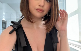 Bỏ qua những bộ đồ kín đáo, Selena Gomez gây sốt với kiểu áo khoét ngực sâu Bỏ qua những bộ đồ kín đáo, Selena Gomez gây sốt với kiểu áo khoét ngực sâu