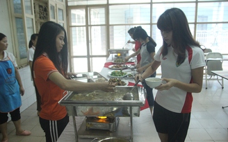 'Sốc' với bữa ăn VĐV Việt Nam: Chậm chân gặm... xương