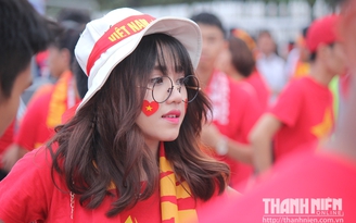 Hot girl Việt Nam khiến CĐV Thái Lan phân tâm