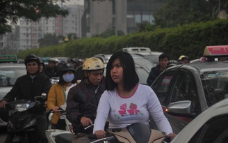 Người dân ùn ùn đổ về Hà Nội, vô tư phạm luật giao thông