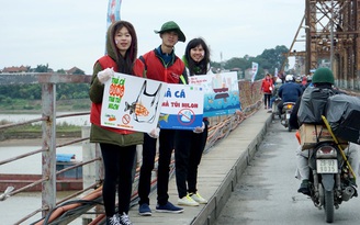 Sinh viên Hà Nội kêu gọi 'Thả cá đừng thả túi nilon'