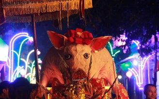 Trắng đêm xem rước 'ông lợn' ở La Phù, Hà Nội