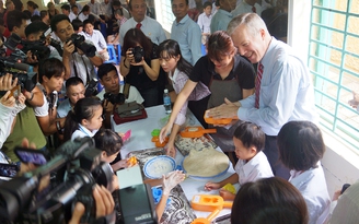 Đại sứ Mỹ làm bánh trung thu cùng trẻ em chất độc da cam làng Hữu Nghị