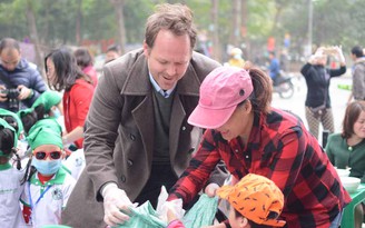 'Ông Tây' nhặt rác cùng trẻ em Hà Nội