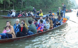 Hàng trăm chuyến đò chùa Hương chở khách quá tải, không phao cứu sinh