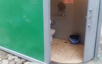 Mới mở cửa, nhà vệ sinh công cộng Hà Nội đã tắc, hôi thối