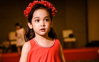 Bé gái 6 tuổi xinh như búp bê ở Hà Nội