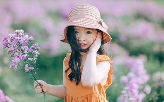 Bé gái xinh như thiên thần trên cánh đồng hoa tím Bắc Giang