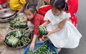 Trẻ mầm non TP.HCM gói bánh chưng, đi chợ tết sớm