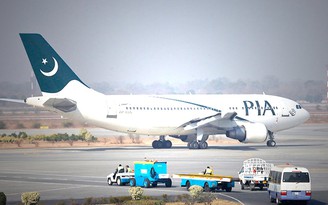 Pakistan: Máy bay cũng nhồi nhét khách như xe đò
