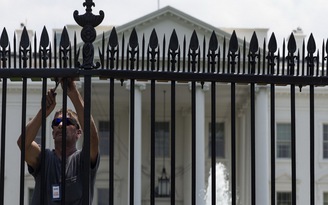 Kẻ đột nhập bị treo ngược trên hàng rào Nhà Trắng