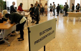 [Chùm ảnh]: Cử tri, ứng viên tổng thống Pháp đi bầu