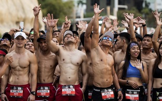 Nam thanh nữ tú Philippines hăm hở thi chạy ‘quần lót’