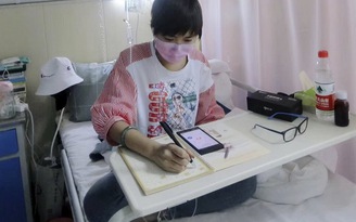 Cô gái mắc ung thư máu livestream để kiếm tiền viện phí