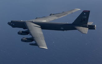 Bộ đôi pháo đài bay B-52 Mỹ bay ngang Hoa Đông