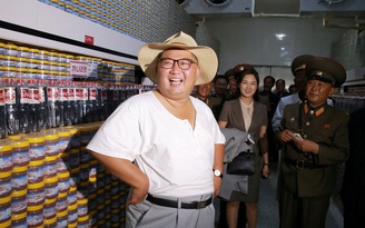 Ông Kim Jong-un diện đồ thoải mái vì trời quá nóng