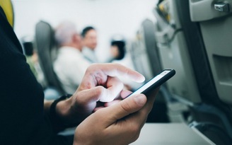 Hành khách bị đuổi khỏi máy bay vì đòi sạc điện thoại trong buồng lái