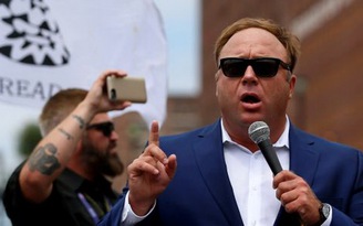 Wikipedia cấm cửa các trang chuyên thuyết âm mưu và buôn tin vịt Breitbart và InfoWars