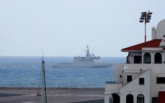 Tàu chiến Tây Ban Nha ra lệnh tàu hàng rời khỏi lãnh hải Anh ở Gibraltar