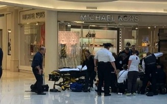 Bé trai 5 tuổi bị người lạ quẳng xuống từ lầu 3 khu mua sắm