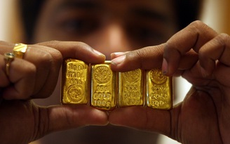 Bị phạt gần 1 triệu USD vì buôn lậu vàng qua ngả... trực tràng