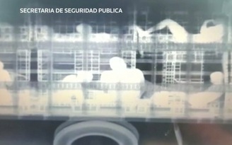 Mexico dùng máy X quang khổng lồ để truy quét xe tải chở người nhập cư lậu