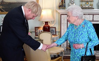 Nữ hoàng Anh tìm hiểu quy trình sa thải thủ tướng