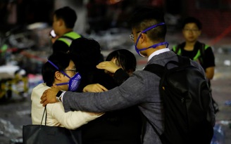 Giằng co giữa người biểu tình và cảnh sát tiếp diễn tại đại học Hồng Kông